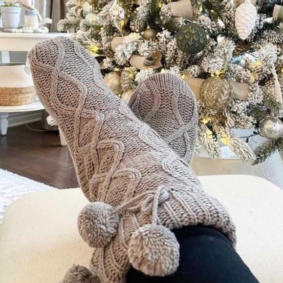 ⭐️40% Off⭐️ Muk Luks Dark Grey Cabin Slipper Socks - Picture 4 of 12